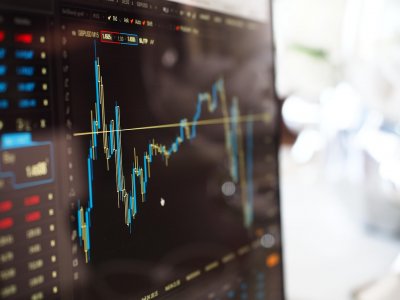 Ισχυρή πτώση εν μέσω γεωπολιτικών εντάσεων – Ανοδικά το πετρέλαιο