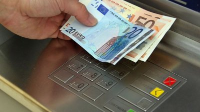 Πολιτικός «σεισμός» για τις χρεώσεις στα ΑΤΜ – Τι απαντά η Τράπεζα